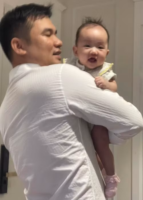 Chồng Vân Hugo sẵn sàng thức đêm trông con, tay tã cho con.