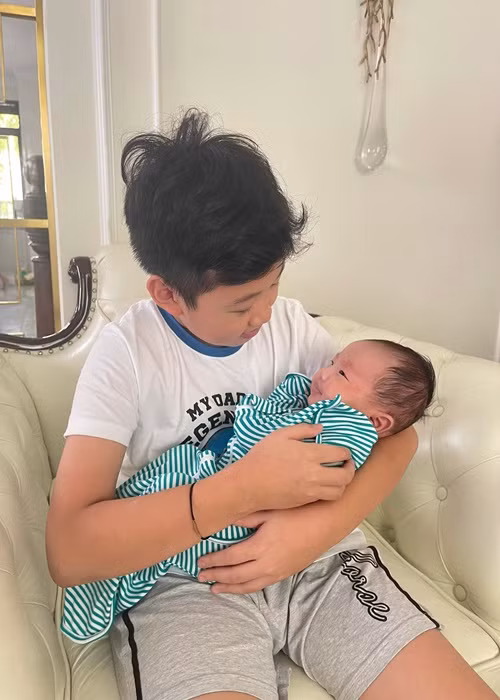 Vân Hugo còn hạnh phúc vì con trai của cô yêu thương em gái.