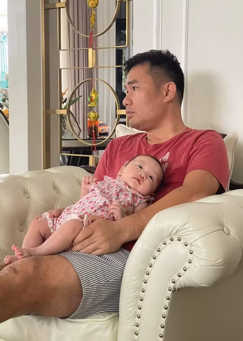 Nữ MC đăng tải không ít khoảnh khắc chồng bồng bế con gái nhỏ.