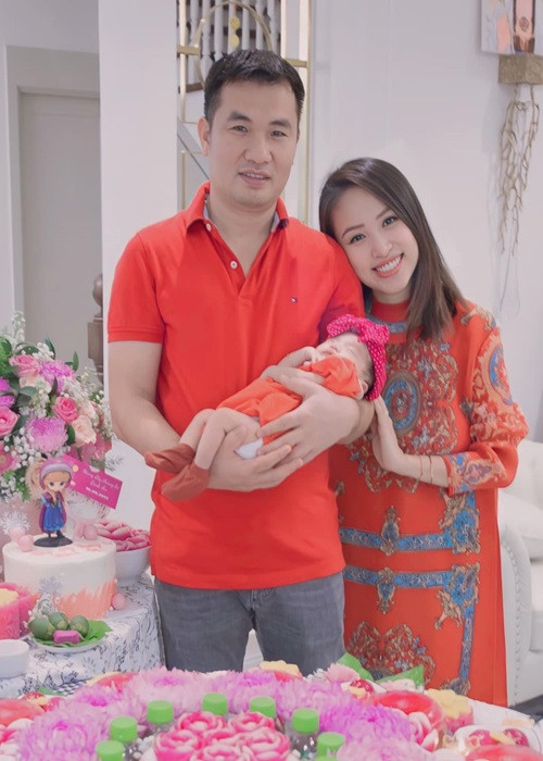 Ông xã Vân Hugo khéo chăm sóc con chung.