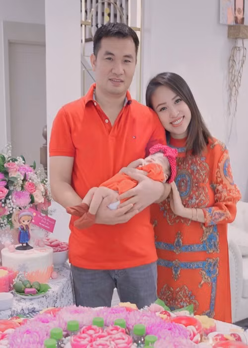 Ông xã Vân Hugo khéo chăm sóc con chung.