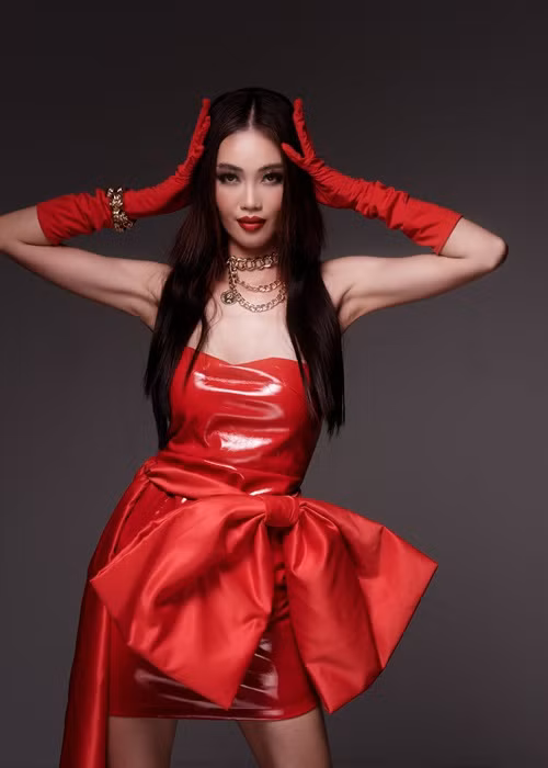 Chân dài sinh năm 1998 cá tính, gợi cảm trong một bộ ảnh. Ảnh: FBNV