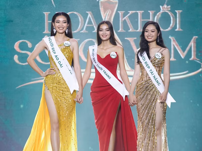 Diễm Trinh đăng quang, á khôi 1 và 2 lần lượt thuộc về Nguyễn Thanh Thanh (giữa) và Lâm Huỳnh Ngọc Trân. Ảnh: Fanpage Hoa khôi Sông Vàm