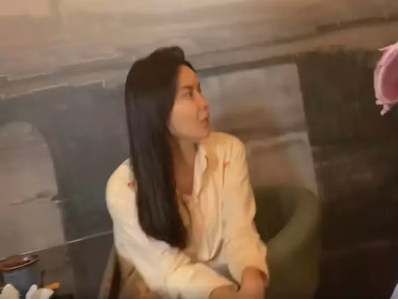 Mới đây, vợ nhạc sĩ Hồ Hoài Anh còn xuất hiện trong clip của chị gái Lưu Thiên Hương. Chia sẻ clip, Lưu Thiên Hương nhắn nhủ em gái: "Như một thói quen, sáng nào cũng rủ nhau cà phê. Cuộc sống có khó khăn thế nào thì hãy cứ về đây, có chị, có em, có cả nhà mình thương yêu nhau vô điều kiện". Ảnh: Người lao động