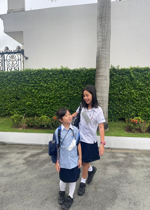 2 ngày trước, bà xã Hồ Hoài Anh đăng tải hình ảnh hai con gái đồng thời viết: “Được mất trên đời đều có sự an bài của số phận, dù có ra sao cũng bình thản đón nhận, dù là trời mưa hay nắng thì cuộc sống này vẫn phải tiếp diễn. Cảm ơn tất cả tình cảm của mọi người, chào mừng các con bước vào năm học mới”. Ảnh: FBNV