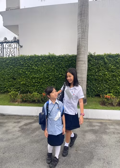 2 ngày trước, bà xã Hồ Hoài Anh đăng tải hình ảnh hai con gái đồng thời viết: “Được mất trên đời đều có sự an bài của số phận, dù có ra sao cũng bình thản đón nhận, dù là trời mưa hay nắng thì cuộc sống này vẫn phải tiếp diễn. Cảm ơn tất cả tình cảm của mọi người, chào mừng các con bước vào năm học mới”. Ảnh: FBNV