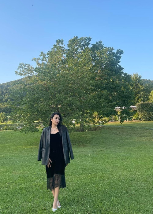 Trên fanpage, Lưu Hương Giang vừa chia sẻ hình ảnh chụp từ đằng xa. Đi kèm với đó, cô viết: “Khi thấy chán nản, nghĩa là đang sống cho quá khứ. Khi cảm thấy lo lắng, là đang sống cho tương lai. Nhưng khi cảm thấy bình yên, chính là lúc đang sống cho hiện tại. Dạo này nhiều nếp nhăn hơn nên chỉ dám để mọi người ngắm nhìn từ xa”. Ảnh: FBNV
