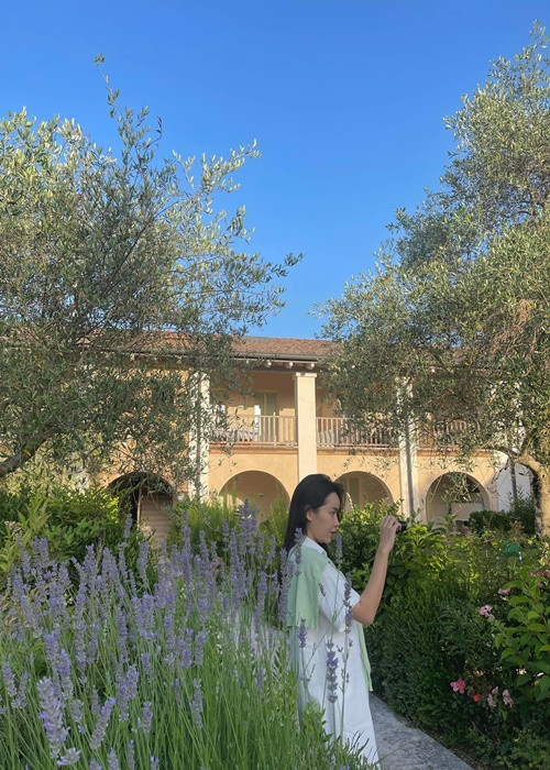 Trong suốt 2 tháng qua, khi Hồ Hoài Anh vướng ồn ào, Lưu Hương Giang im hơi lặng tiếng.