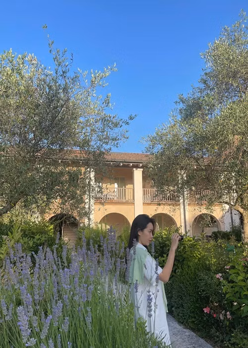 Trong suốt 2 tháng qua, khi Hồ Hoài Anh vướng ồn ào, Lưu Hương Giang im hơi lặng tiếng.