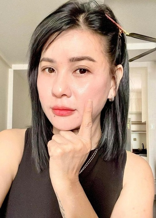 Giữa ồn ào vạ miệng, Cát Phượng livestream. Cô phân trần rằng bản thân nói không đầy đủ, không rõ ý gây hiểu nhầm. "Nguyên văn phải là: "Chúc mừng hai em. Hãy về nhà đối diện vợ con của các em và nhận trách nhiệm thích đáng nhất", Cát Phượng cho hay. Ngoài ra, nữ diễn viên khẳng định bản thân không cổ xúy những chuyện sai trái. Ảnh: FBNV