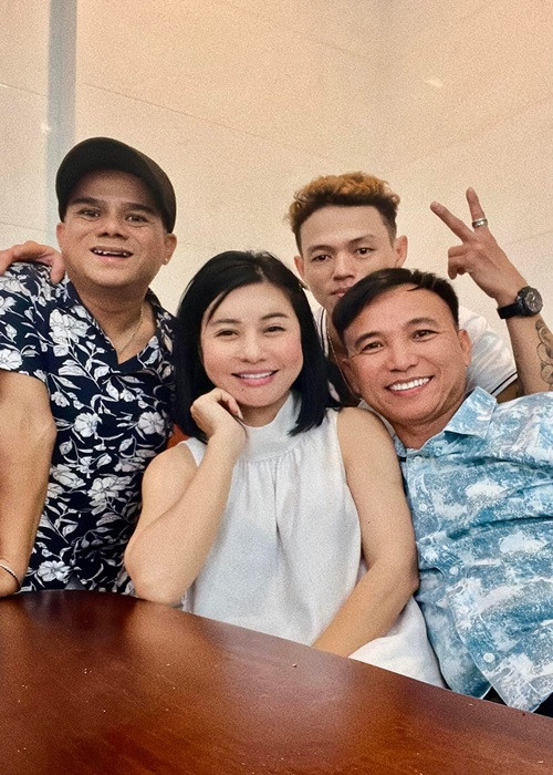 Tô Hiếu phủ nhận nghi vấn tình cảm với Cát Phượng. Anh nói: “Thời gian này Tô Hiếu đang hỗ trợ Cát Phượng ra MV mới nên thường đi chung với nhau, chia sẻ vài tấm hình làm kỷ niệm. Tô Hiếu và Cát Phượng vừa là đồng nghiệp vừa là bạn bè và mức thân thiết hiện tại cũng chỉ là bạn bè thôi”. Ảnh: Dân Việt