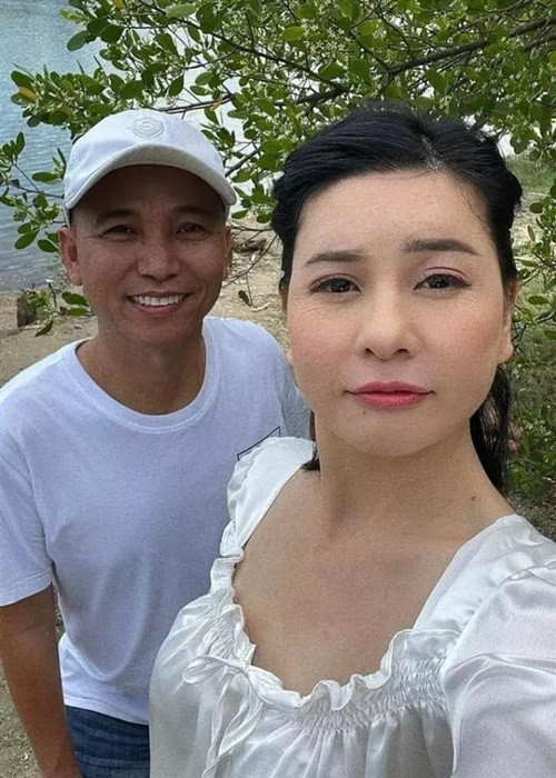 Cuối tháng 5/2022, Cát Phượng vướng nghi vấn có tình mới. Tin đồn xuất phát từ việc cô liên tục xuất bên nhạc sĩ Tô Hiếu trong khi nam nhạc sĩ có những chia sẻ úp mở về Cát Phượng như: “Ai chung tình được mãi. Hôm nay Tô Hiếu chung tình với Cát Phượng", "Hôm nay người ấy qua nhà chơi, không biết đãi gì? Vài món thêm tình thêm nghĩa". Ảnh: Dân Việt