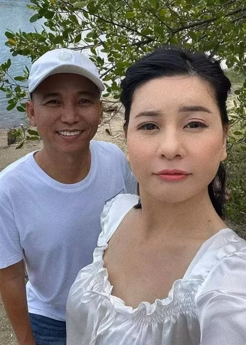 Cuối tháng 5/2022, Cát Phượng vướng nghi vấn có tình mới. Tin đồn xuất phát từ việc cô liên tục xuất bên nhạc sĩ Tô Hiếu trong khi nam nhạc sĩ có những chia sẻ úp mở về Cát Phượng như: “Ai chung tình được mãi. Hôm nay Tô Hiếu chung tình với Cát Phượng", "Hôm nay người ấy qua nhà chơi, không biết đãi gì? Vài món thêm tình thêm nghĩa". Ảnh: Dân Việt