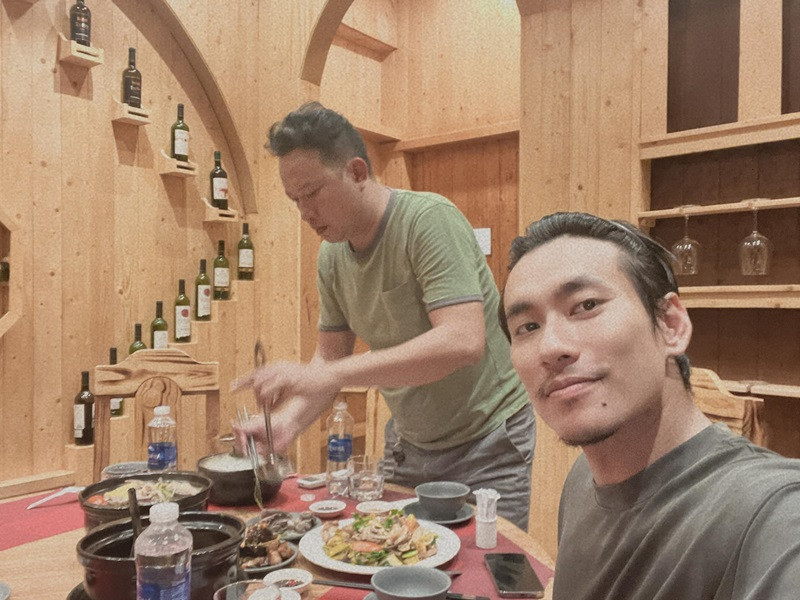 Tình cũ của Cát Phượng thường đăng tải hình ảnh bên bạn bè, đồng nghiệp.