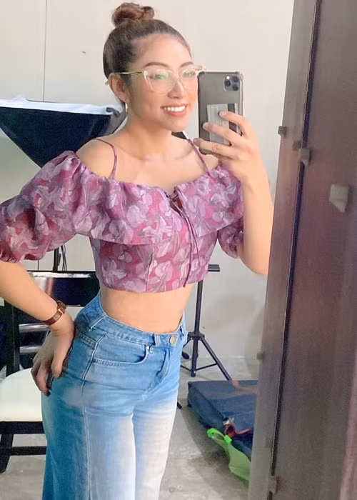 Chân dài sinh năm 1995 tự tin mặc hở khoe eo con kiến.