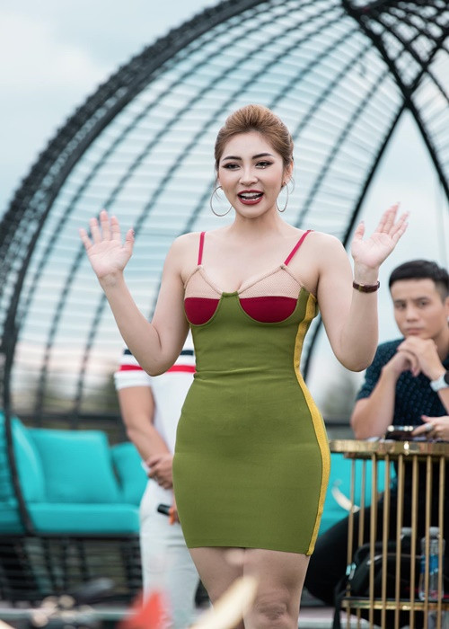 Bà mẹ hai con chuộng mặc váy ngắn bó sát.