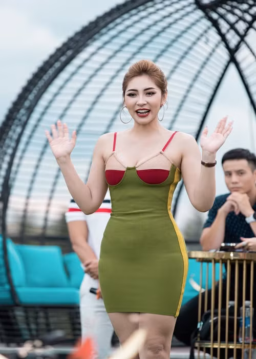 Bà mẹ hai con chuộng mặc váy ngắn bó sát.