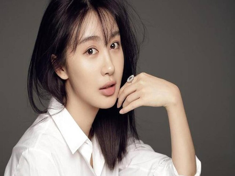 Lý Dịch Phong còn vướng tin đồn hẹn hò Lý Phi Nhi. Cả hai từng đóng phim "Tình yêu chân thật" và bị bắt gặp đi nghỉ tại Hong Kong. Phía người trong cuộc không lên tiếng về nghi vấn tình cảm. Ảnh: Người đưa tin