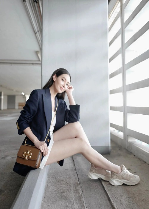 Weir và Bella hẹn hò 10 năm thì "đường ai nấy đi" vì không thể vượt qua sự khác biệt trong cuộc sống. Ảnh: Fanpage