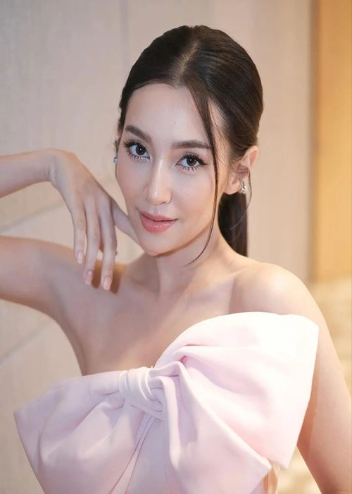 Gương mặt đẹp không tỳ vết của Bella đốn tim khán giả. Ảnh: Fanpage