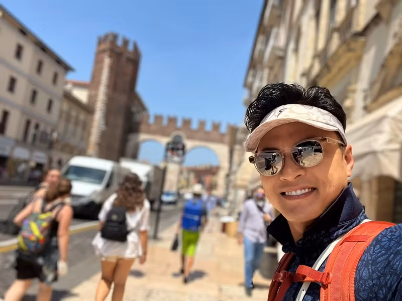 Trước đó, vào ngày 1/7/2022, nhiều trang báo nước ngoài đưa tin về việc hai nghệ sĩ nổi tiếng của Việt Nam là nam diễn viên 37 tuổi và nam nhạc sĩ 42 tuổi bị bắt giữ vì cáo buộc hiếp dâm một cô gái 17 tuổi người Anh tại Majorca, Tây Ban Nha. Thông tin này khiến dư luận trong nước xôn xao và đồn đoán về danh tính của hai nghệ sĩ. Không ít người cho rằng hai nghệ sĩ được nhắc đến trong vụ án ở Tây Ban Nha là diễn viên Hồng Đăng và nhạc sĩ Hồ Hoài Anh bởi lẽ hai nghệ sĩ này đang du lịch ở Majorca, Tây Ban Nha. Ảnh: FBNV