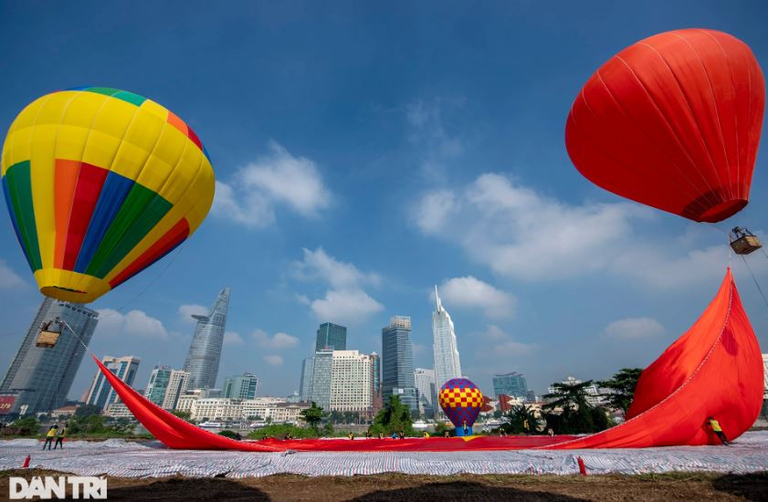 Cũng theo Ban tổ chức, trong khuôn khổ Lễ hội "Tết Độc Lập", sẽ có 10 khinh khí cầu được thả lên nền trời TPHCM. Trong đó 2 khinh khí cầu lớn nhất được dùng để kéo đại kỳ.