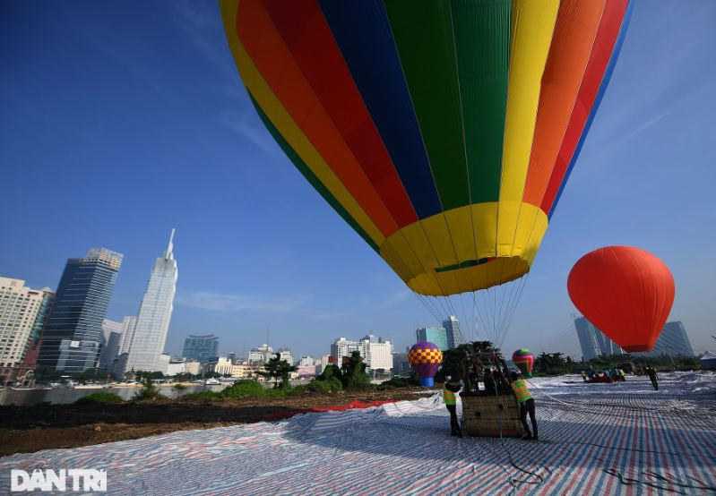 "Đây là lần đầu tiên thành phố tổ chức kéo đại kỳ lớn 1.800m2 lên nền trời chào mừng ngày Quốc khánh. Tôi hy vọng đây sẽ là hình ảnh đẹp, tạo sự phấn khởi, để lại ấn tượng khó quên trong lòng người dân thành phố", ông Võ Trọng Nam cho biết.
