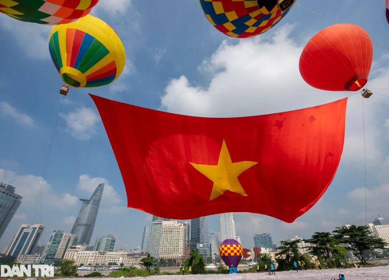 Đại kỳ dài 60m, rộng 30m (diện tích 1.800m2) được các khinh khí cầu kéo thử nghiệm lên nền trời TPHCM sáng nay, 1/9.