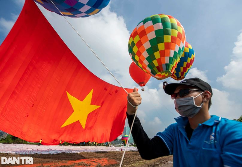 Cũng theo ông Nam, công đoạn thả khinh khí cầu khá đơn giản và ít phụ thuộc và điều kiện thời tiết. Tuy nhiên, việc kéo đại kỳ lớn lên nền trời được đánh giá phức tạp hơn nhiều vì tùy thuộc vào điều kiện thời tiết, hướng gió. Ngoài ra việc này cần sự phối hợp nhịp nhàng của toàn bộ ekip.