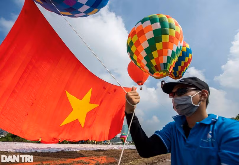 Cũng theo ông Nam, công đoạn thả khinh khí cầu khá đơn giản và ít phụ thuộc và điều kiện thời tiết. Tuy nhiên, việc kéo đại kỳ lớn lên nền trời được đánh giá phức tạp hơn nhiều vì tùy thuộc vào điều kiện thời tiết, hướng gió. Ngoài ra việc này cần sự phối hợp nhịp nhàng của toàn bộ ekip.
