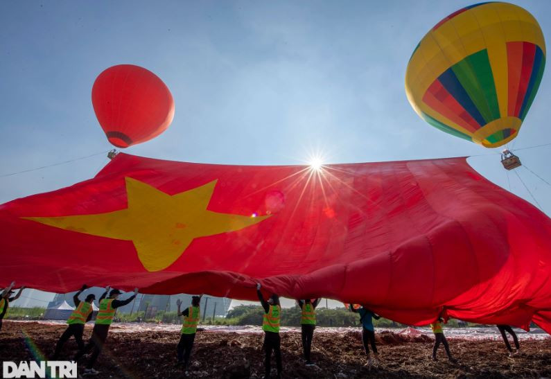 Theo ông Võ Trọng Nam, Phó Giám đốc Sở Văn hóa - Thể Thao TPHCM, thả khinh khí cầu kết hợp kéo đại kỳ là một trong những hoạt động điểm nhấn của thành phố nằm trong khuôn khổ Lễ hội "Tết Độc Lập" khai mạc vào sáng 2/9.