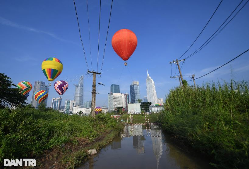Theo ghi nhận của phóng viên Dân trí, các đội dù lượn cũng tập luyện khá khẩn trương trong sáng nay. Lễ hội "Tết Độc Lập" nhằm kỷ niệm 77 năm Ngày Cách mạng tháng Tám (19/8/1945 - 19/8/2022); kỷ niệm Ngày Quốc khánh (2/9/1945 - 2/9/2022) và kỷ niệm 77 năm Ngày Sài Gòn khởi nghĩa giành chính quyền (25/8/1945 - 25/8/2022). Lễ hội sẽ là chuỗi hoạt động văn hóa, thể thao đặc sắc, khơi gợi lại các giá trị văn hóa, lịch sử của dân tộc ta gắn với chủ đề ngày "Tết Độc Lập".