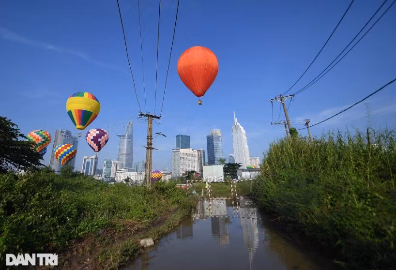 Theo ghi nhận của phóng viên Dân trí, các đội dù lượn cũng tập luyện khá khẩn trương trong sáng nay. Lễ hội "Tết Độc Lập" nhằm kỷ niệm 77 năm Ngày Cách mạng tháng Tám (19/8/1945 - 19/8/2022); kỷ niệm Ngày Quốc khánh (2/9/1945 - 2/9/2022) và kỷ niệm 77 năm Ngày Sài Gòn khởi nghĩa giành chính quyền (25/8/1945 - 25/8/2022). Lễ hội sẽ là chuỗi hoạt động văn hóa, thể thao đặc sắc, khơi gợi lại các giá trị văn hóa, lịch sử của dân tộc ta gắn với chủ đề ngày "Tết Độc Lập".