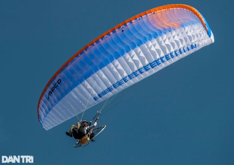 Theo Ban tổ chức, ngoài hoạt động thả khinh khí cầu kéo đại kỳ, chương trình lễ hội còn trình diễn 6 dù lượn và nhiều hoạt động thể thao dưới nước ở sông Sài Gòn.