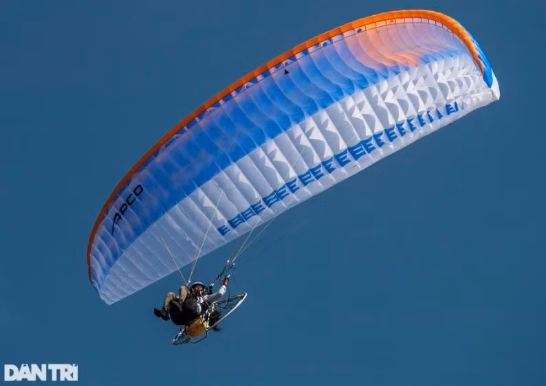 Theo Ban tổ chức, ngoài hoạt động thả khinh khí cầu kéo đại kỳ, chương trình lễ hội còn trình diễn 6 dù lượn và nhiều hoạt động thể thao dưới nước ở sông Sài Gòn.