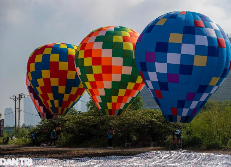 Các khinh khí cầu nhỏ hơn sẽ được thả lên cùng thời điểm đó để tạo không gian hoành tráng, trang trọng cho lễ hội. Sáng nay, công tác chuẩn bị của các tổ phụ trách thả khinh khí cầu (nhỏ) được thực hiện hoàn tất.