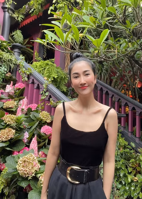 "Lễ cưới cũng chỉ là hình thức thôi nên cả hai không áp lực. Chúng tôi đang đợi tình hình dịch ổn định rồi tính tiếp", Quỳnh Lam nói.