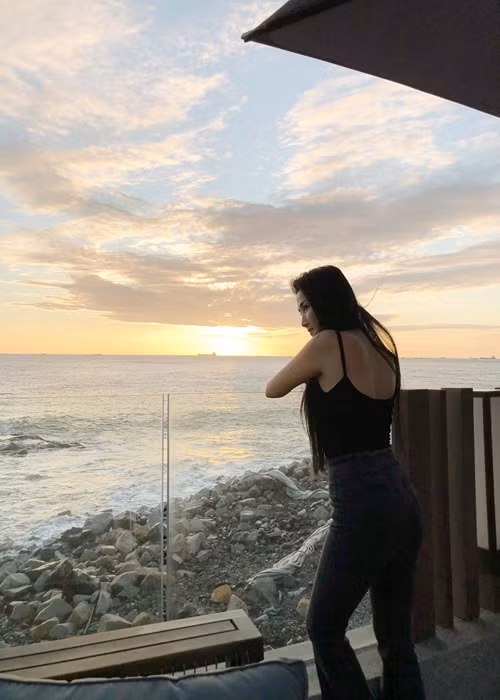 Quỳnh Lam sở hữu vóc dáng thon gọn, mảnh mai ở tuổi 38.