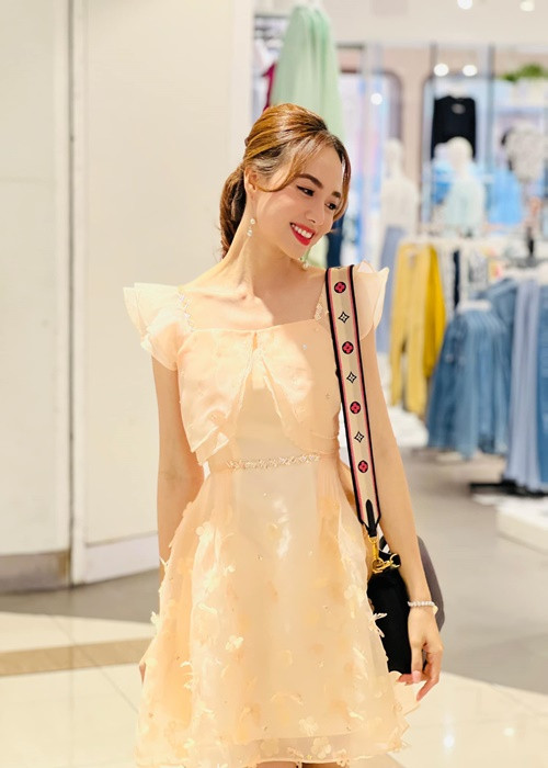 Người đẹp sinh năm 1984 tập trung hỗ trợ công việc làm phim của chồng và chăm sóc hai con. Ảnh: FBNV