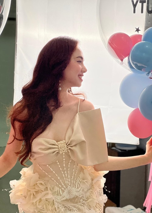 Nữ diễn viên khoe được ông xã khen vẫn còn trẻ, đóng vai tuổi đôi mươi cũng được. Ảnh: FBNV