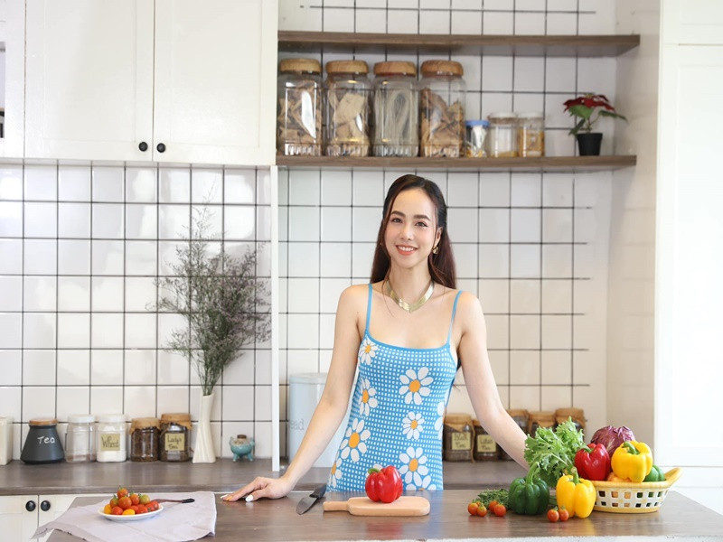 Bước sang tuổi 38, có chồng con, Đinh Ngọc Diệp gợi cảm không kém thời son rỗi. Ảnh: FBNV