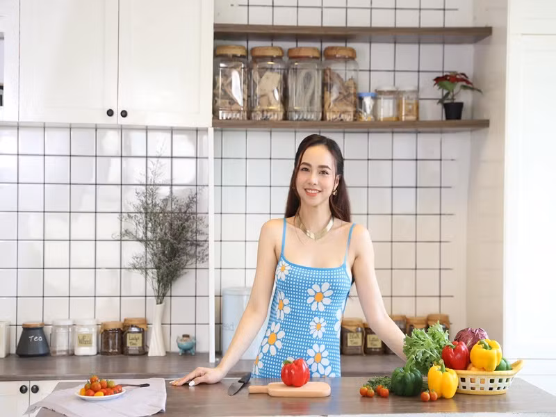 Bước sang tuổi 38, có chồng con, Đinh Ngọc Diệp gợi cảm không kém thời son rỗi. Ảnh: FBNV