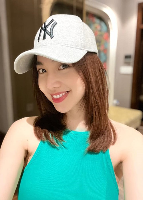 Bà mẹ hai con thu hút mọi ánh nhìn nhờ vẻ tươi tắn dù ăn mặc giản dị. Ảnh: FBNV