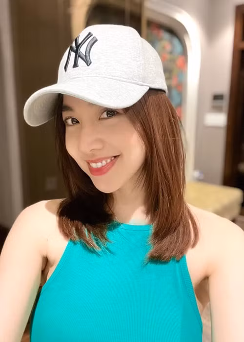 Bà mẹ hai con thu hút mọi ánh nhìn nhờ vẻ tươi tắn dù ăn mặc giản dị. Ảnh: FBNV