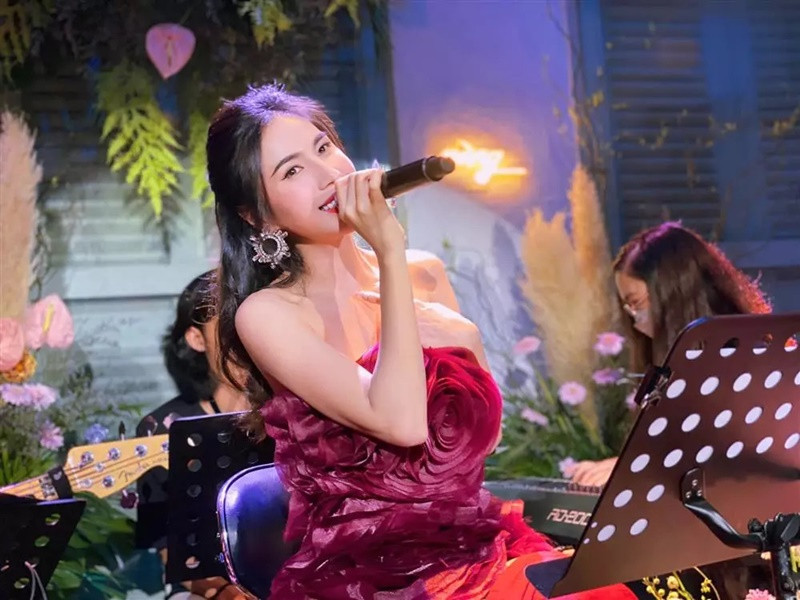 Năm 2021, Nathan Lee khoe mua độc quyền ca khúc “Giấc mơ tuyết trắng” từ nhạc sĩ Quốc Bảo. Vì vậy, nhiều người bất ngờ khi mới đây, Thủy Tiên thể hiện ca khúc này tại một đêm nhạc phòng trà. Ảnh: Dân Việt