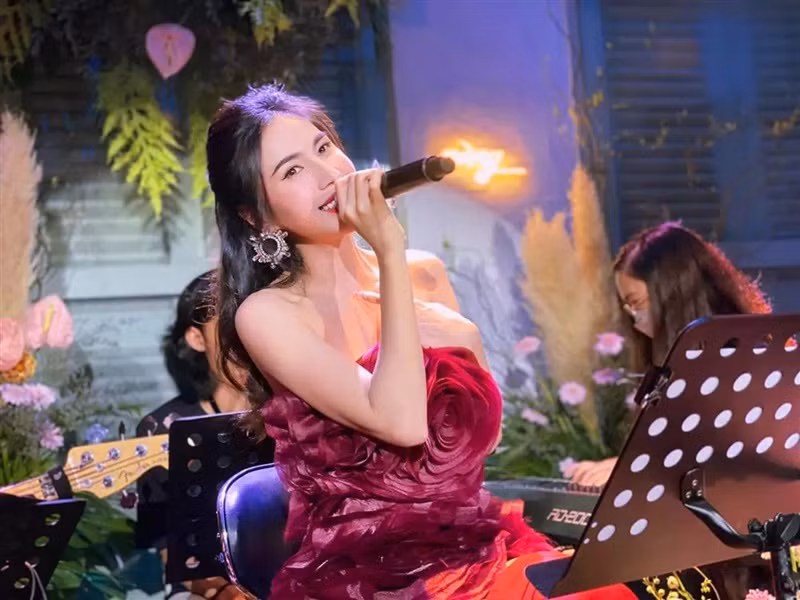 Năm 2021, Nathan Lee khoe mua độc quyền ca khúc “Giấc mơ tuyết trắng” từ nhạc sĩ Quốc Bảo. Vì vậy, nhiều người bất ngờ khi mới đây, Thủy Tiên thể hiện ca khúc này tại một đêm nhạc phòng trà. Ảnh: Dân Việt