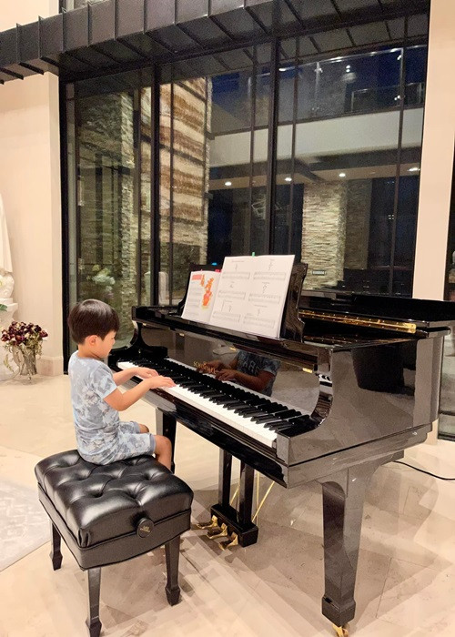 Dù mới 5 tuổi nhưng Thiên Từ học môn nào cũng giỏi. Doanh nhân Thủy Tiên cho biết, con trai học rất xuất sắc các môn học thêm từ nhảy, chơi đàn, võ đến đánh golf.