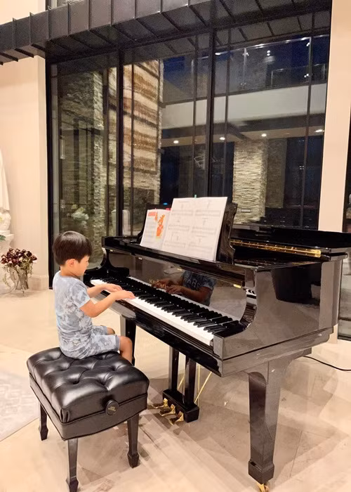 Dù mới 5 tuổi nhưng Thiên Từ học môn nào cũng giỏi. Doanh nhân Thủy Tiên cho biết, con trai học rất xuất sắc các môn học thêm từ nhảy, chơi đàn, võ đến đánh golf.