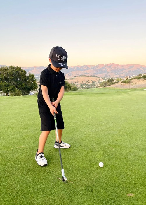 Vợ cũ Đan Trường cho biết, ở lớp học đánh golf gần đây, cô phát hiện môn thể thao này rèn luyện tính kiên nhẫn và sự tập trung cho Thiên Từ.