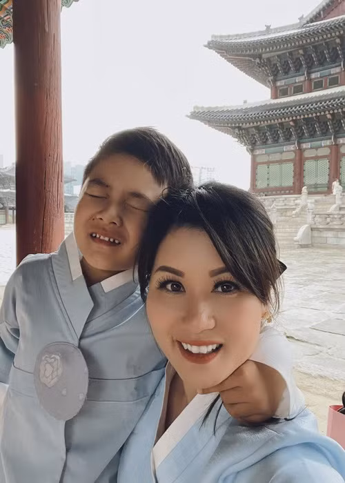 Con trai Đan Trường còn được mẹ đưa đi du lịch nhiều nơi.